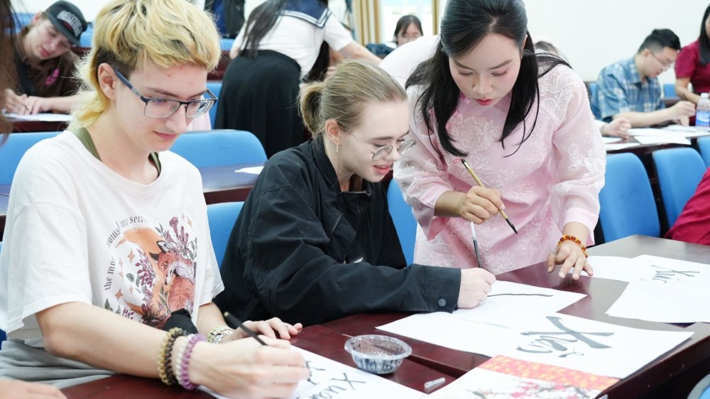 Sinh viên quốc tế đón Tết Việt