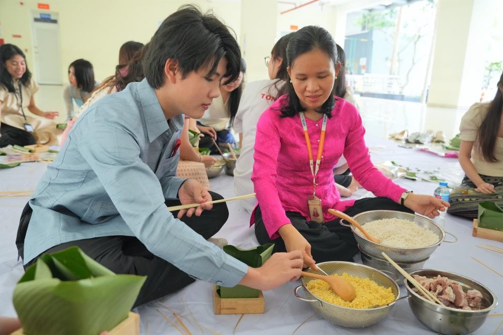 Sinh viên quốc tế Trường Đại học Tôn Đức Thắng học gói bánh chưng 