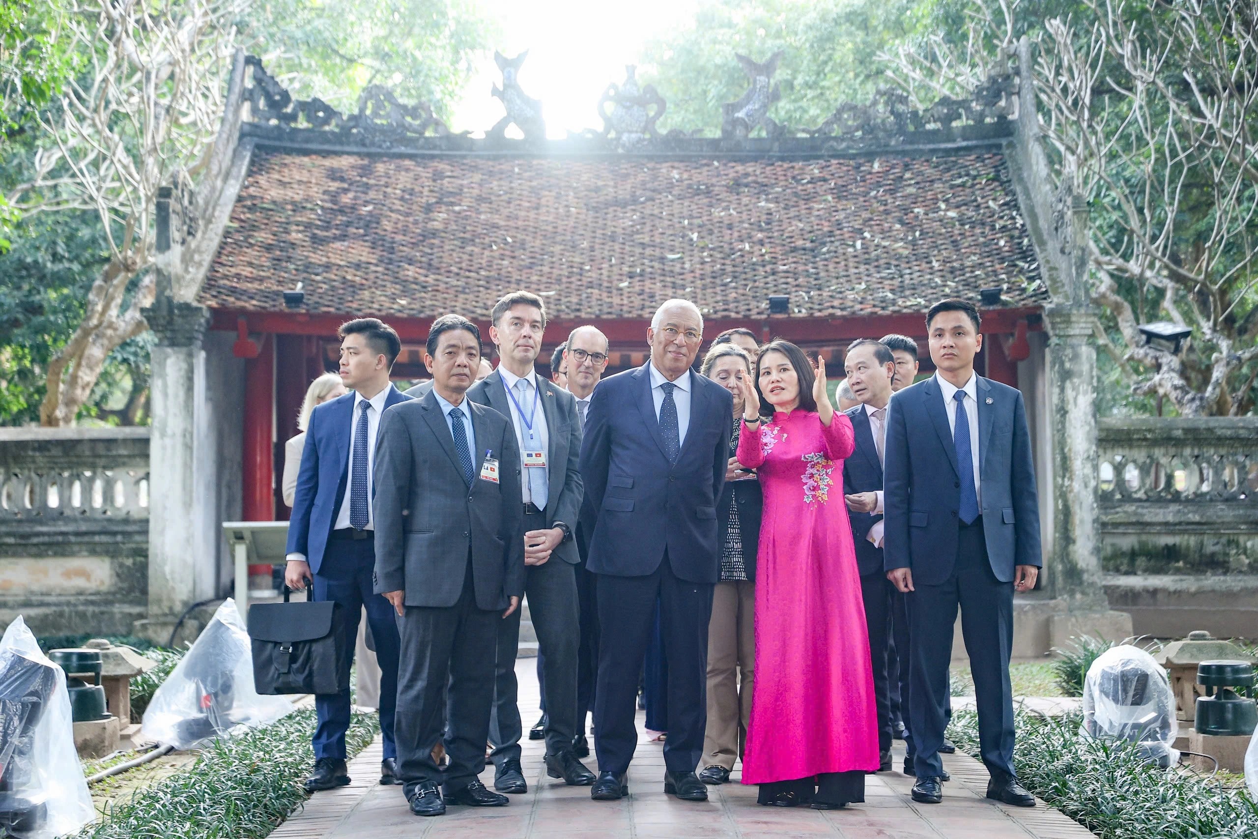 nghe giới thiệu về lịch sử Văn Miếu - Quốc Tử Giám