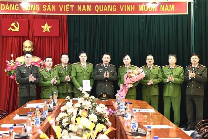 Thiếu tướng Nguyễn Đức Thuận, Giám đốc Công an tỉnh Tuyên Quang (đứng giữa ảnh) trao thưởng, biểu dương Ban chuyên án triệt phá thành công đường dây lừa đảo xuyên quốc gia quy mô lớn, bắt giữ 205 đối tượng. (Ảnh: TTXVN) Thiếu tướng Nguyễn Đức Thuận, Giám đốc Công an tỉnh Tuyên Quang (đứng giữa ảnh) trao thưởng, biểu dương Ban chuyên án triệt phá thành công đường dây lừa đảo xuyên quốc gia quy mô lớn, bắt giữ 205 đối tượng. (Ảnh: TTXVN)