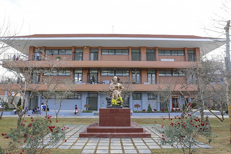 Trường liên cấp đầu tiên của cả nước mở cánh cửa học tập nơi cực Tây Tổ quốc Trường liên cấp đầu tiên của cả nước mở cánh cửa học tập nơi cực Tây Tổ quốc