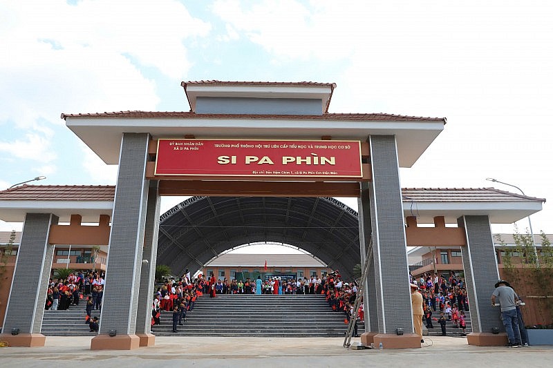 Trường liên cấp đầu tiên của cả nước mở cánh cửa học tập nơi cực Tây Tổ quốc Trường liên cấp đầu tiên của cả nước mở cánh cửa học tập nơi cực Tây Tổ quốc