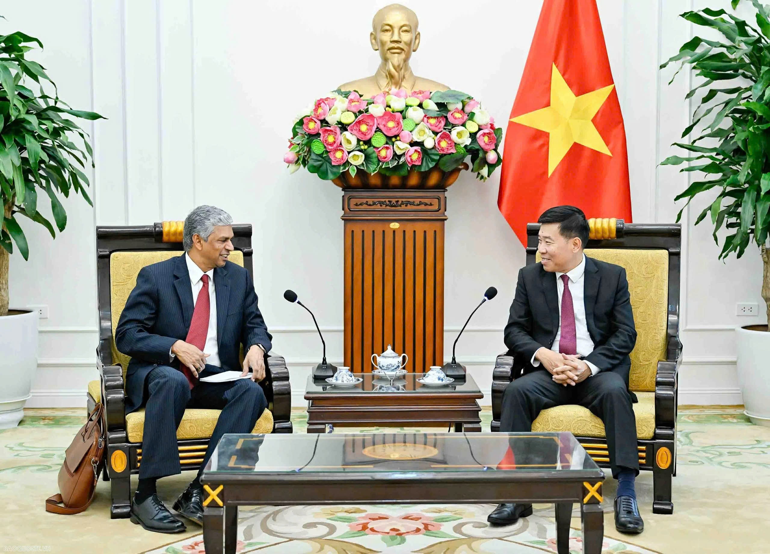 Thứ trưởng Ngoại giao Shri Kumaran chúc mừng thành công của Đại hội Đảng lần thứ XIV, đánh giá cao Đại hội đã đề ra những chủ trương, quyết sách lớn định hướng phát triển đất nước trong giai đoạn mới. (Ảnh: Nguyễn Hồng)