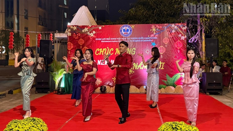 Lưu học sinh Việt Nam tại Campuchia đón năm mới Bính Ngọ Lưu học sinh Việt Nam tại Campuchia đón năm mới Bính Ngọ