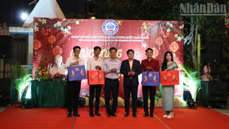 Lưu học sinh Việt Nam tại Campuchia đón năm mới Bính Ngọ Lưu học sinh Việt Nam tại Campuchia đón năm mới Bính Ngọ