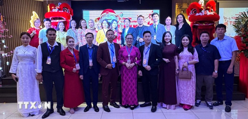 Ban Liên lạc cộng đồng người Việt tại Johor cùng các đại diện Đại sứ quán Việt Nam và Hiệp hội Hữu nghị Malaysia-Việt Nam tại sự kiện. (Ảnh: