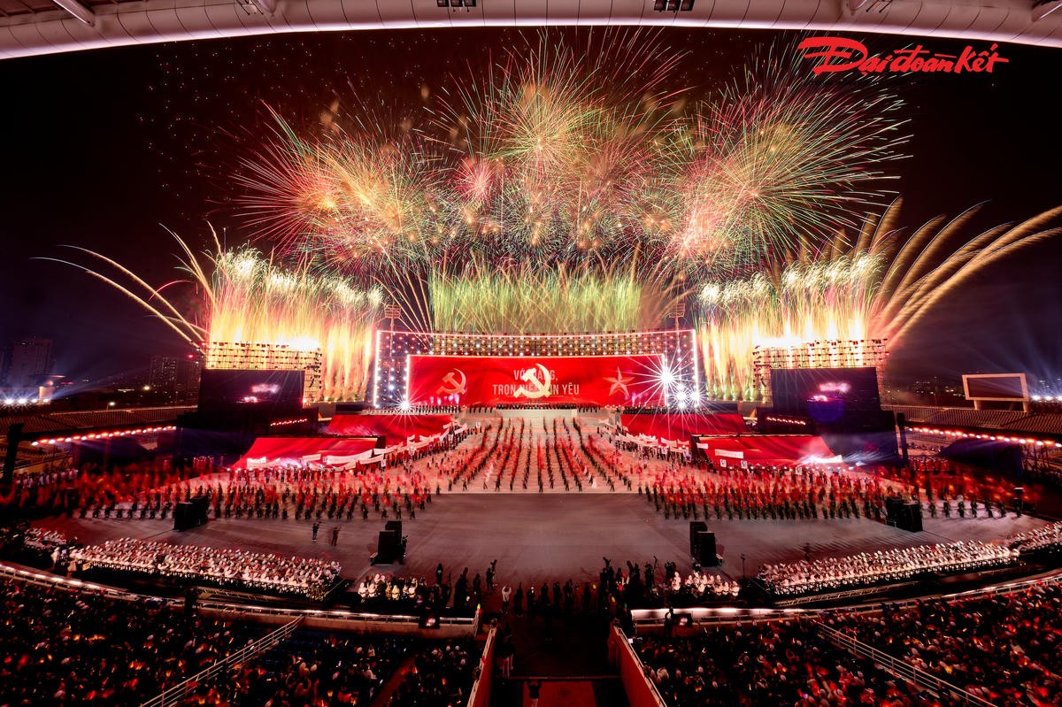 Chương trình nghệ thuật đặc biệt “Dưới lá cờ vẻ vang của Đảng” được tổ chức trọng thể, chào mừng thành công Đại hội đại biểu toàn quốc lần thứ XIV của Đảng Cộng sản Việt Nam. (Ảnh: Báo Đại đoàn kết)