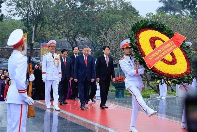 Lãnh đạo Đảng, Nhà nước viếng Chủ tịch Hồ Chí Minh nhân kỷ niệm 96 năm Ngày thành lập Đảng