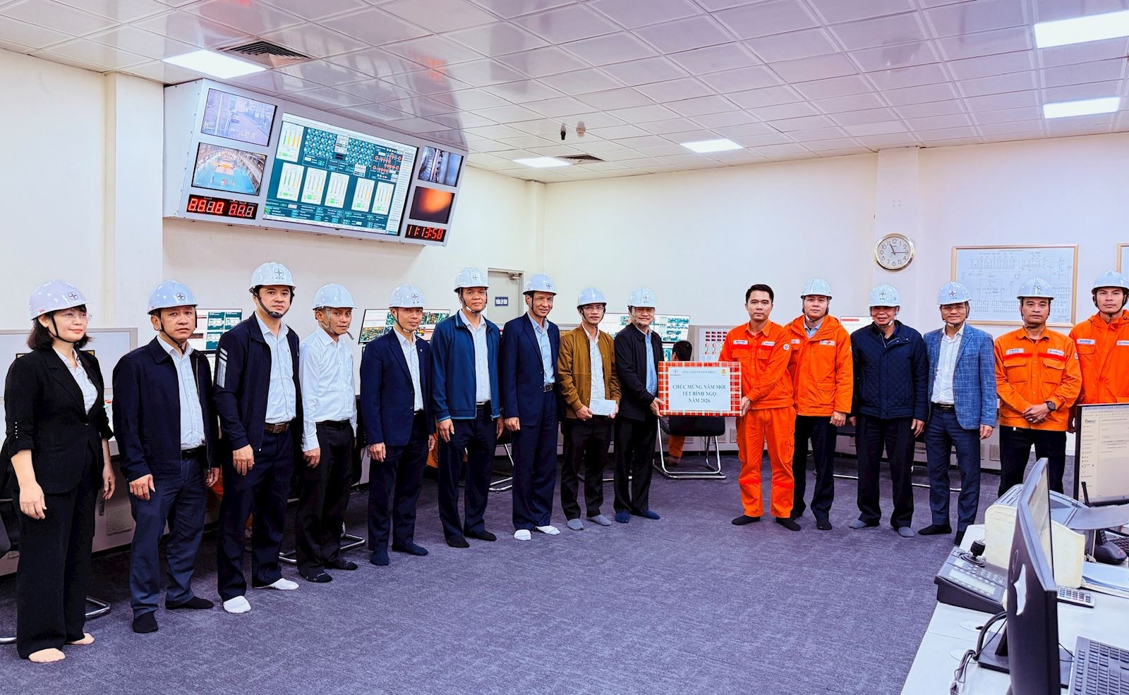 Lãnh đạo EVNGENCO1 thăm, chúc Tết và động viên lực lượng trực vận hành tại nhà máy điện dịp chuẩn bị đón Tết Nguyên đán Bính Ngọ 2026 Lãnh đạo EVNGENCO1 thăm, chúc Tết và động viên lực lượng trực vận hành tại nhà máy điện dịp chuẩn bị đón Tết Nguyên đán Bính Ngọ 2026