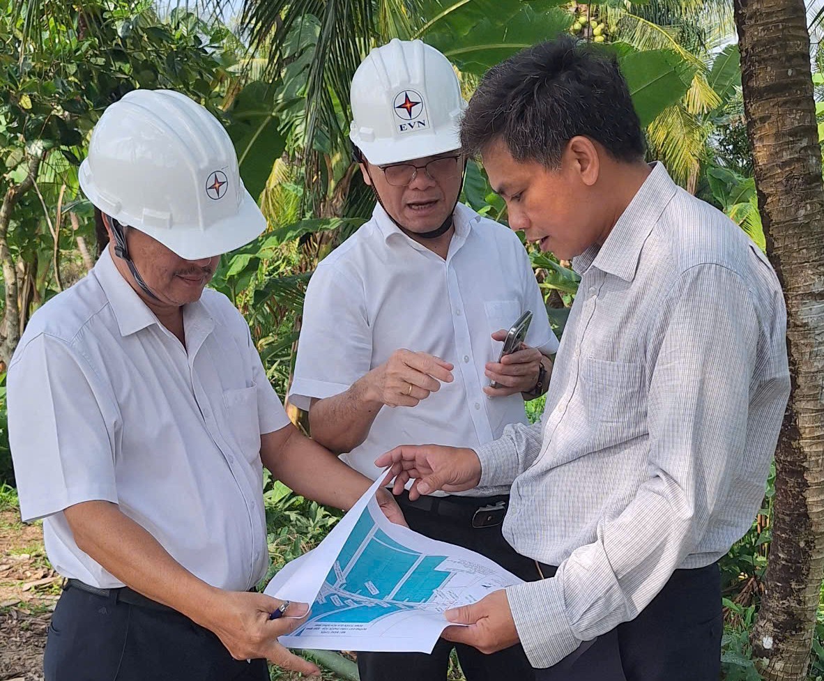 Tổng giám đốc EVNSPC Nguyễn Phước Đức (giữa) đôn đốc tiến độ các công trình đầu tư xây dựng trong những ngày cuối tuần của tháng 1/2026