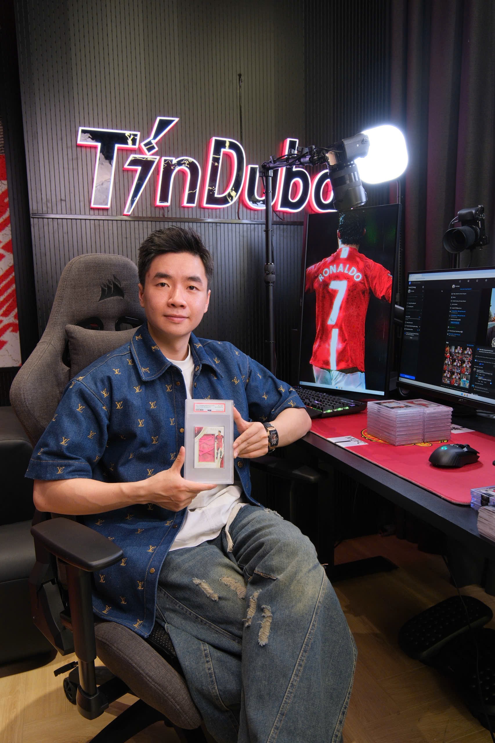 Anh Trần Trung Tín cầm sports card được bảo quản và chấm điểm bởi đơn vị chuyên nghiệp.