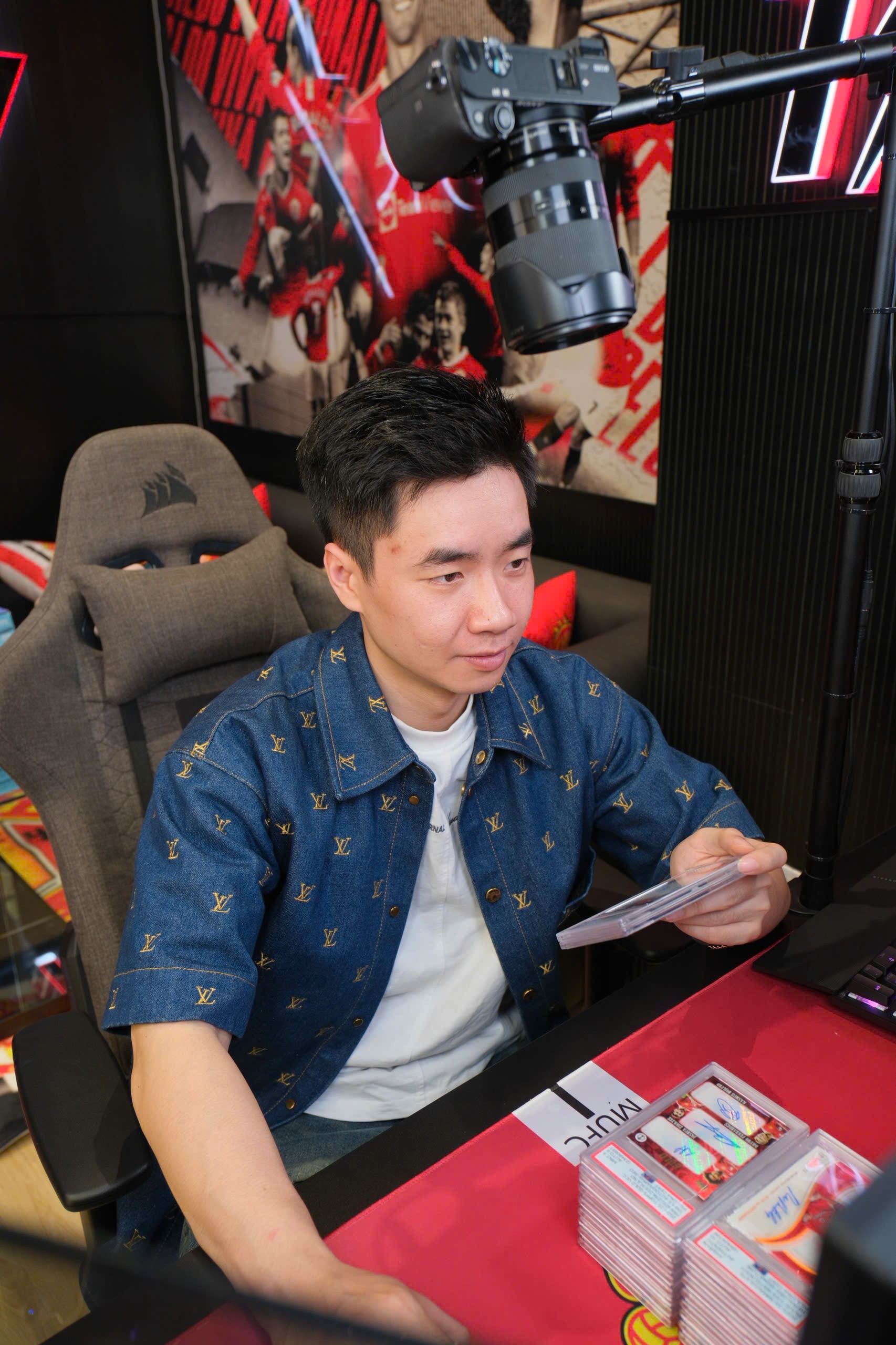 Với anh Tín, mỗi tấm thẻ không chỉ có giá trị sưu tầm mà còn gắn với ký ức về thần tượng Cristiano Ronaldo.