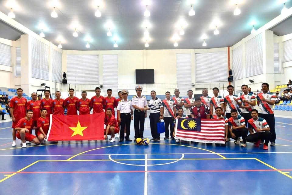 Tàu 17 giao lưu hữu nghị với sĩ quan, thủy thủ Malaysia