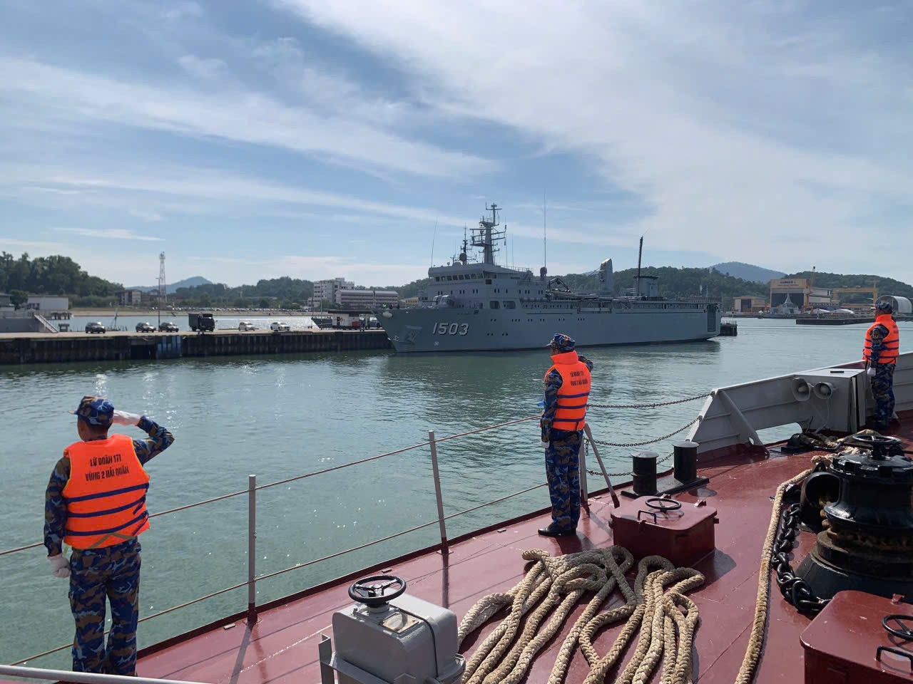 Tàu 17 giao lưu hữu nghị với sĩ quan, thủy thủ Malaysia