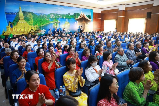 Tổng Bí thư Tô Lâm gặp gỡ cán bộ Đại sứ quán và cộng đồng người Việt Nam tại Lào