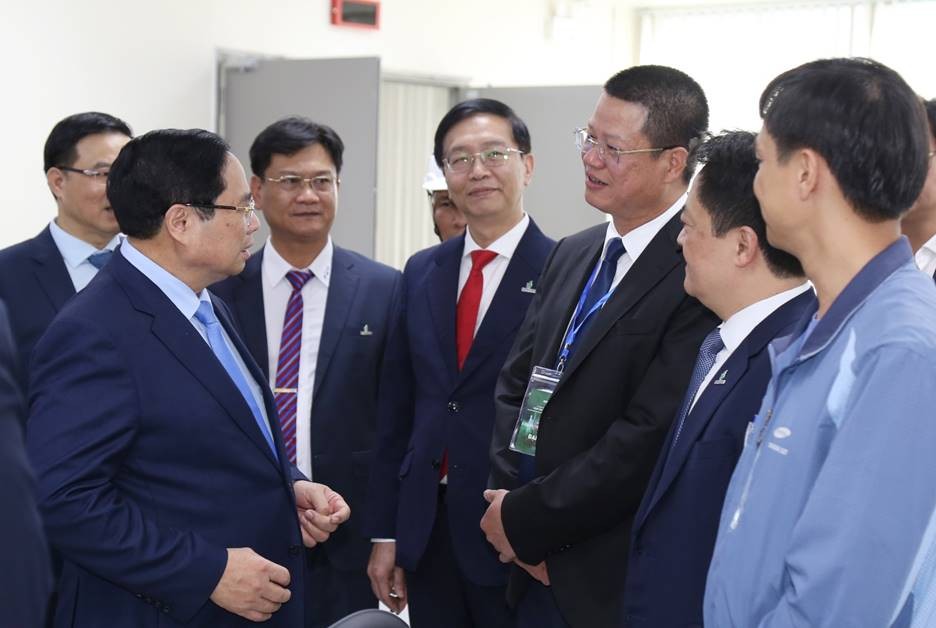 Thủ tướng và các đại biểu tham quan hệ thống vận hành Nhà máy Điện khí LNG Nhơn Trạch 3 và 4.