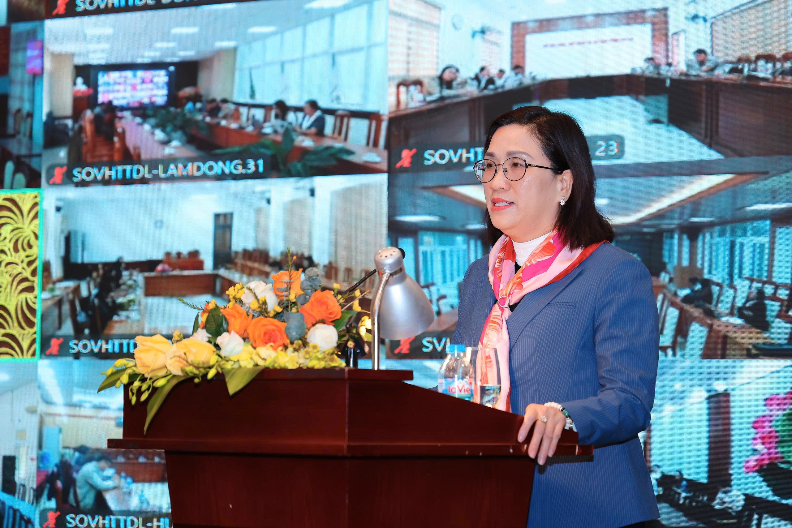 Phó Trưởng Ban Tuyên giáo và Dân Vận Trung ương Đinh Thị Mai trình bày nội dung tập huấn