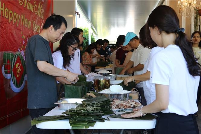 Người Việt tại Australia gói bánh chưng đón Tết