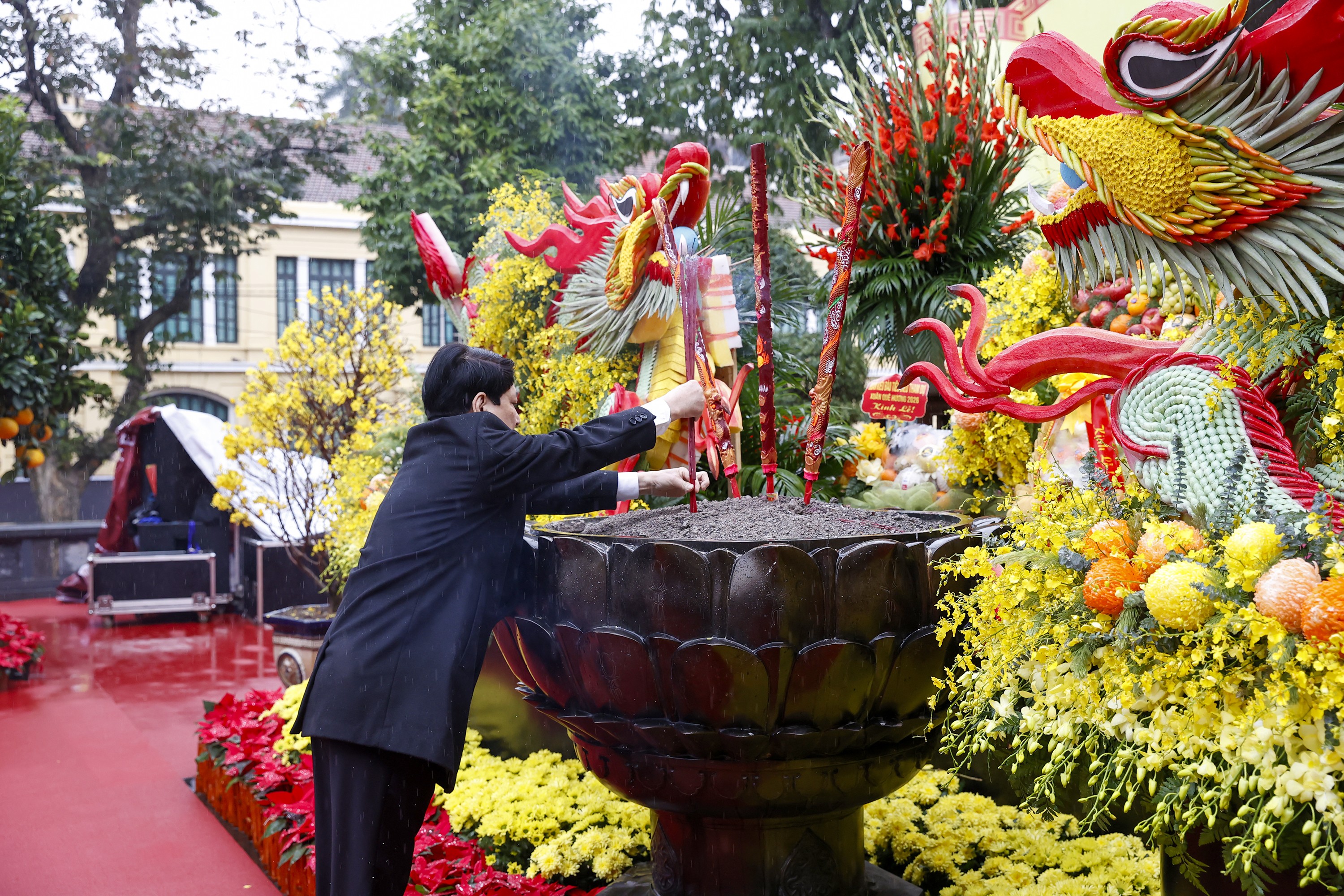 Chủ tịch nước Lương Cường cùng đoàn kiều bào dâng hương tại Tượng đài Lý Thái Tổ và đền Ngọc Sơn