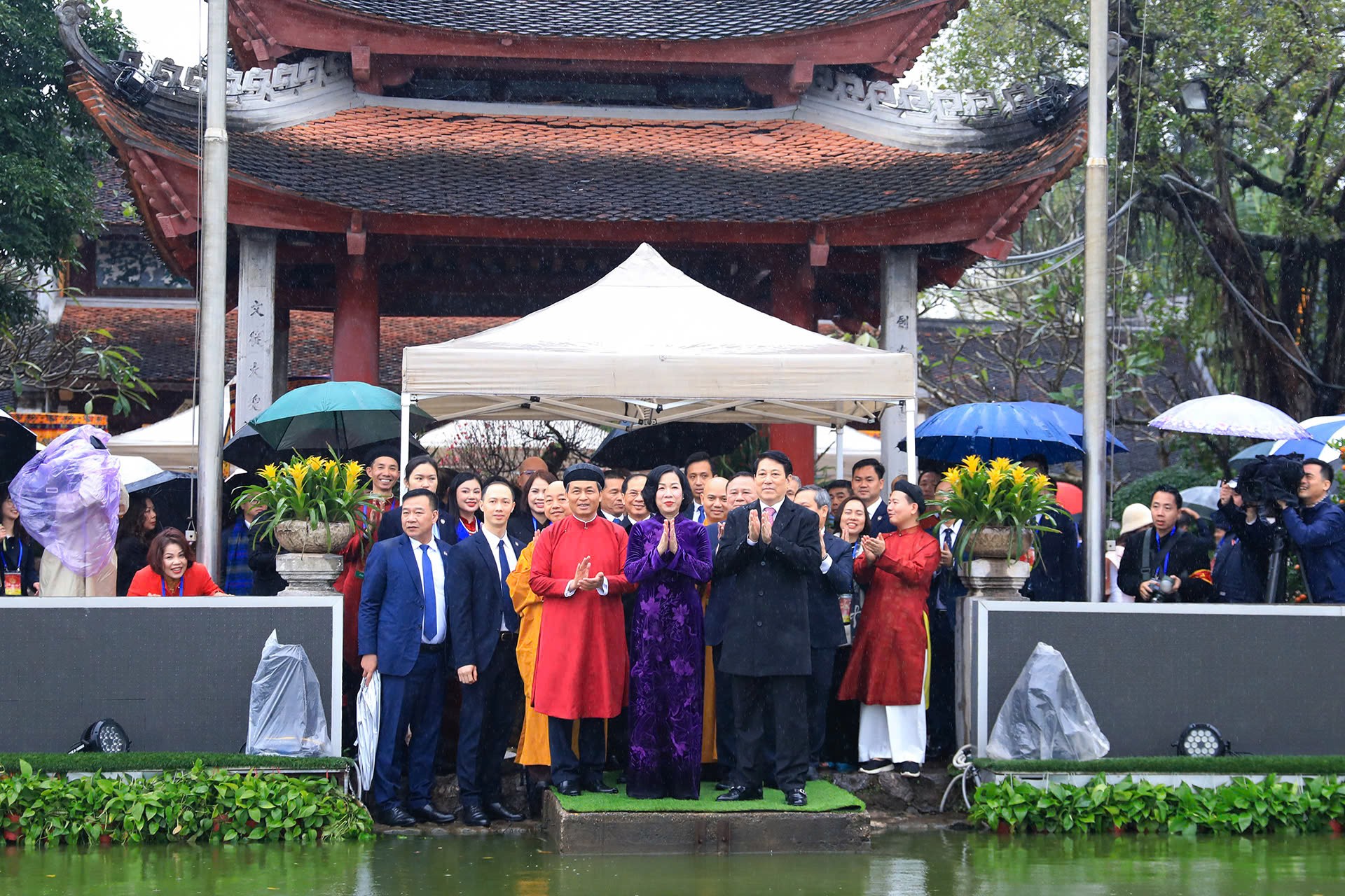 Chủ tịch nước Lương Cường cùng kiều bào dâng hương tại Tượng đài Lý Thái Tổ và đền Ngọc Sơn