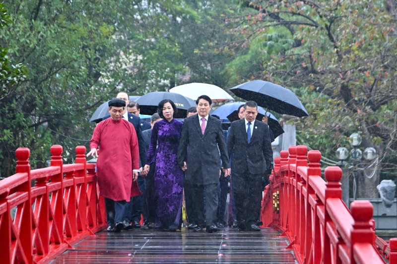 Chủ tịch nước Lương Cường cùng kiều bào dâng hương tại Tượng đài Lý Thái Tổ và đền Ngọc Sơn