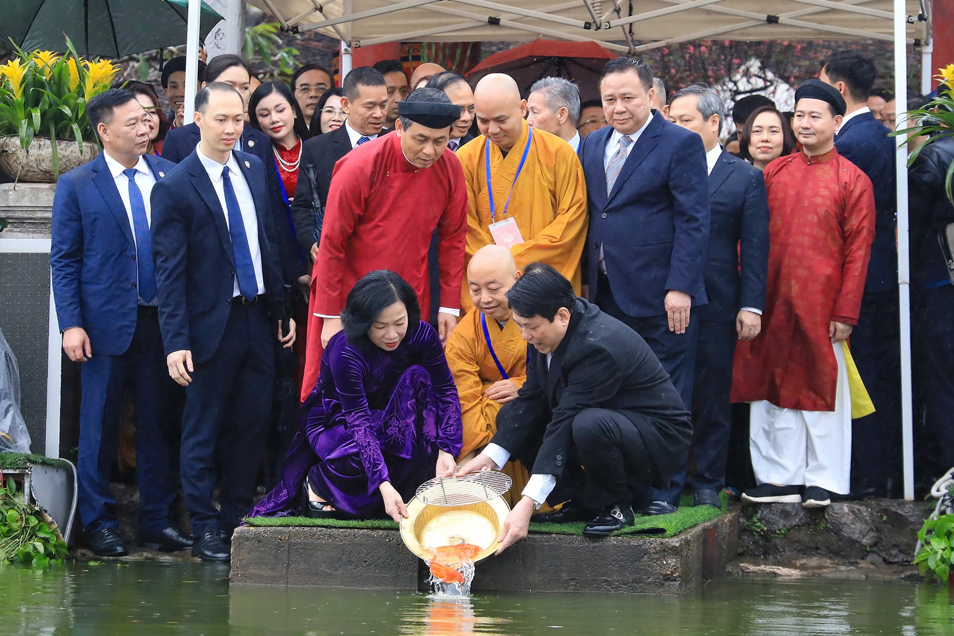 Chủ tịch nước Lương Cường cùng kiều bào dâng hương tại Tượng đài Lý Thái Tổ và đền Ngọc Sơn