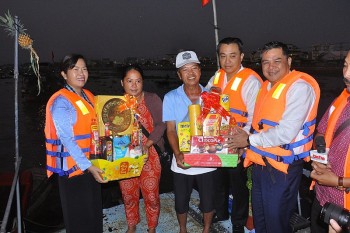 Cần Thơ tổ chức đoàn thăm, tặng quà tiểu thương Chợ nổi Cái Răng dịp Tết Bính Ngọ 2026