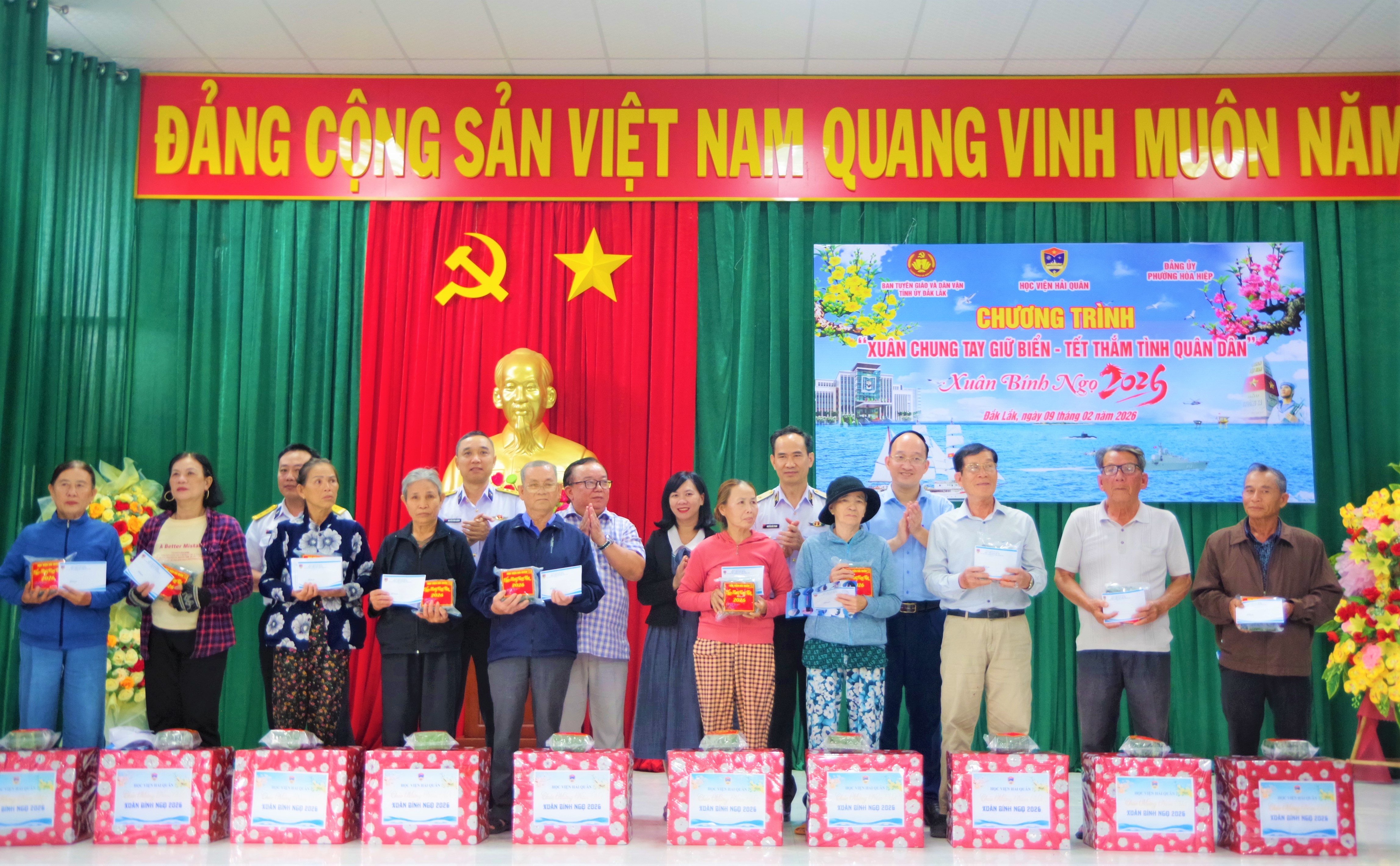 “Xuân chung tay giữ biển - Tết thắm tình quân dân”