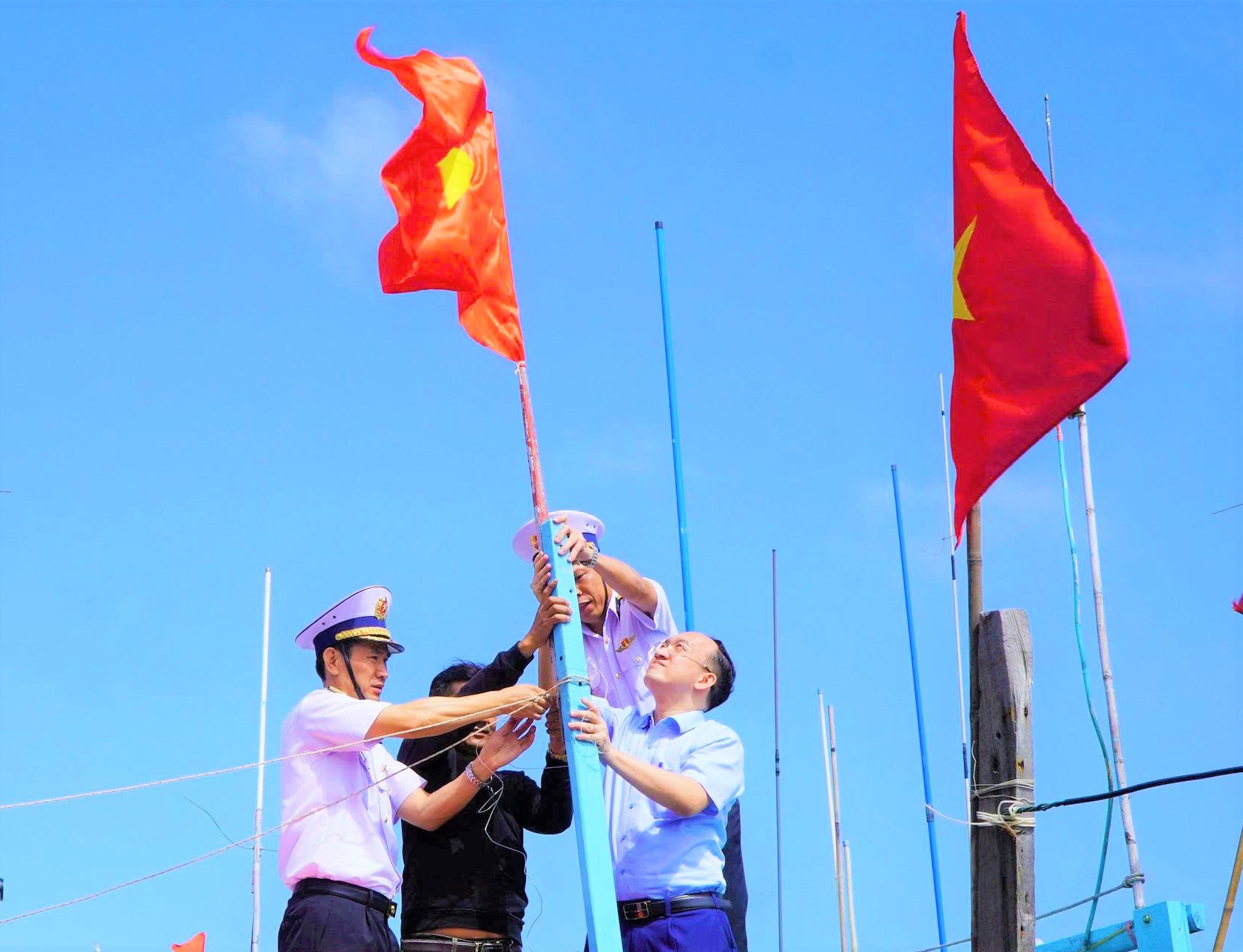 “Xuân chung tay giữ biển - Tết thắm tình quân dân”