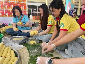 Lưu học sinh Lào, Campuchia tìm hiểu Tết cổ truyền Việt Nam