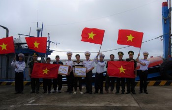 Đảo Trường Sa trao quà Tết cho ngư dân tàu cá Gia Lai