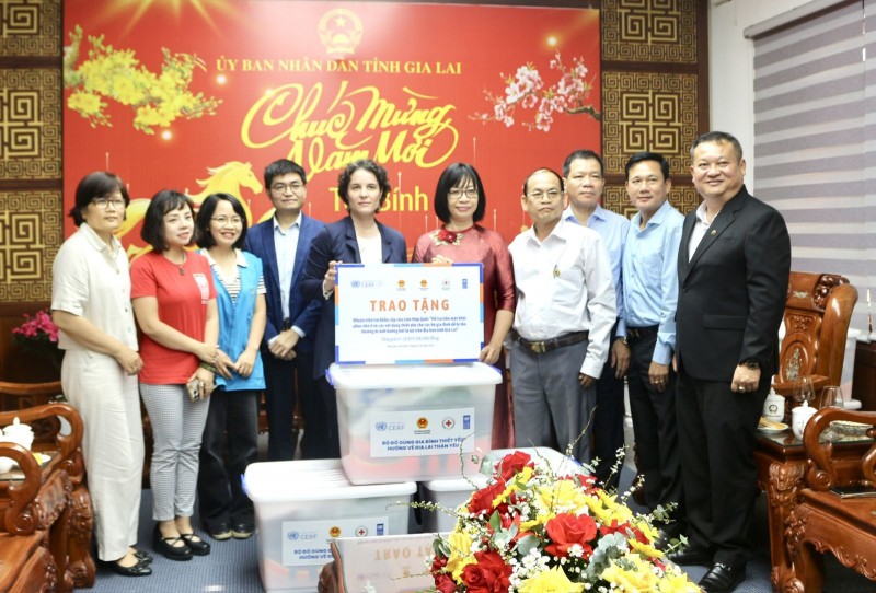Đoàn công tác UNDP tại Việt Nam đã trao tặng một số phần quà hỗ trợ người dân bị ảnh hưởng bởi thiên tai trên địa bàn tỉnh Gai Lai. (Ảnh: Ngọc Minh/gialai.gov.vn)