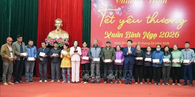 Phó Chủ tịch Quốc hội Nguyễn Thị Thanh thăm, tặng quà Tết tại Ninh Bình