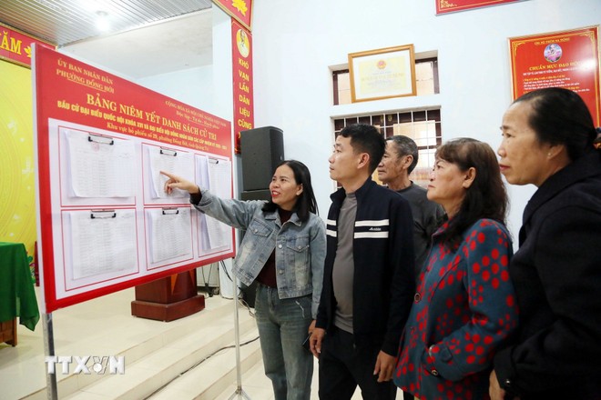 Người dân Tổ dân phố Sa Động, phường Đồng Hới (Quảng Trị) tìm hiểu thông tin về các cử tri bầu cử đại biểu Quốc hội khóa XVI và đại biểu HĐND các cấp nhiệm kỳ 2026-2031. (Ảnh: TTXVN)