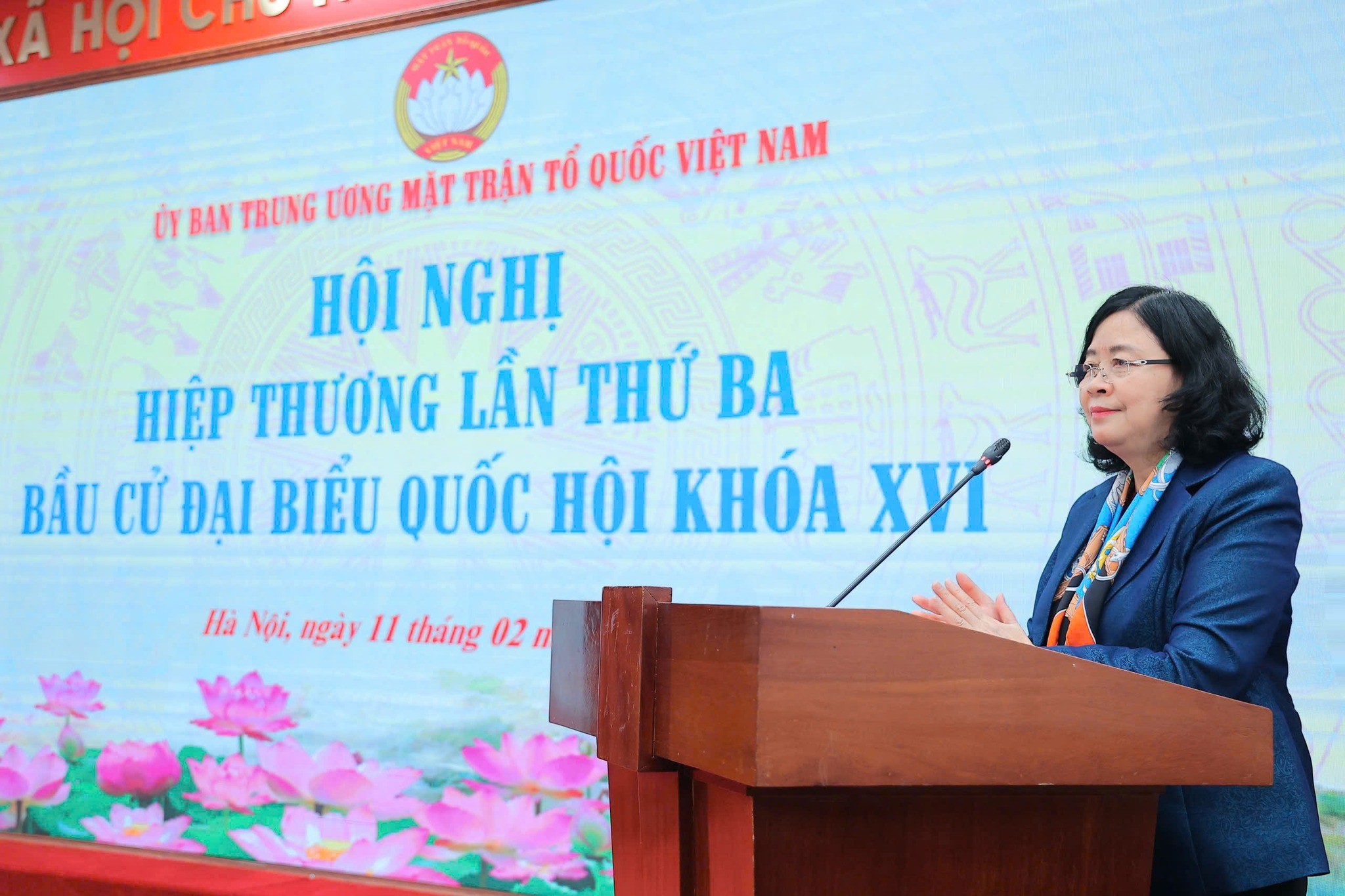 Bà Bùi Thị Minh Hoài, Ủy viên Bộ Chính trị, Bí thư Trung ương Đảng, Bí thư Đảng ủy MTTQ, các đoàn thể Trung ương, Chủ tịch Uỷ ban Trung ương MTTQ Việt Nam, Phó Chủ tịch Hội đồng bầu cử Quốc gia phát biểu tại Hội nghị