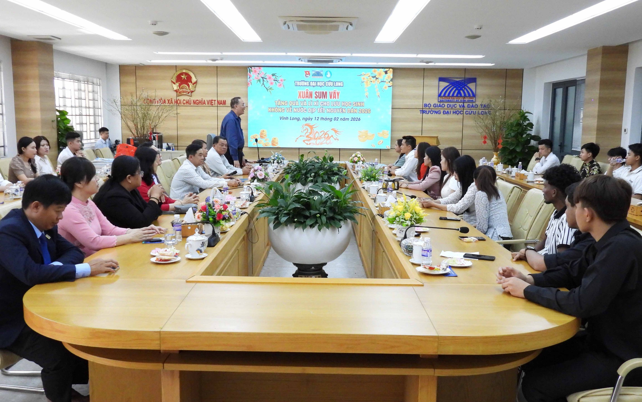 Trường Đại học Cửu Long tổ chức họp mặt Tết sum vầy và tặng quà cho lưu học sinh 