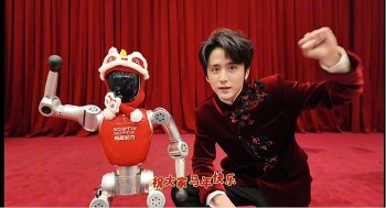 Robot Bumi xuất hiện tại hậu trường buổi tổng duyệt Gala Mừng Xuân của CMG