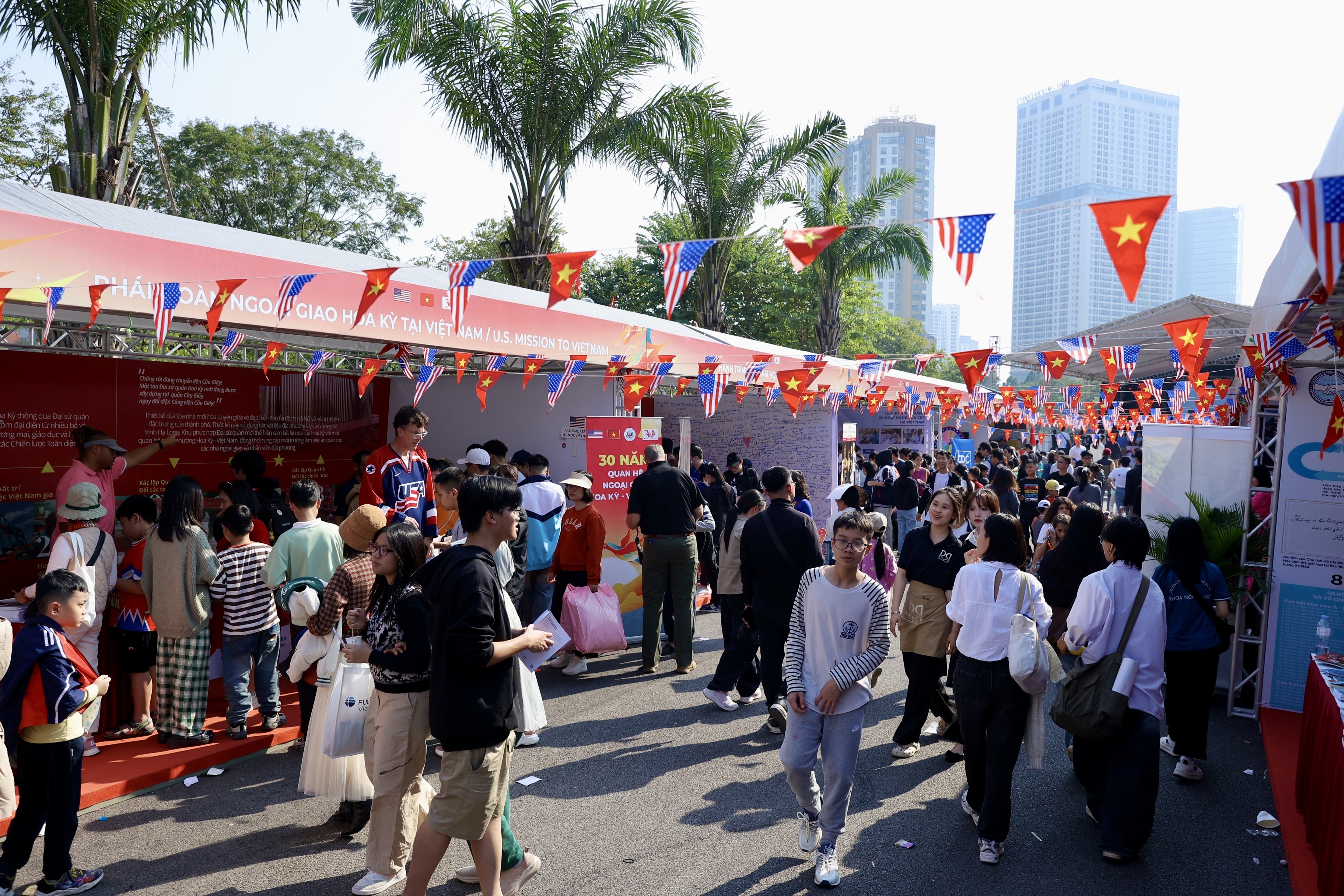 Chương trình Giao lưu hữu nghị Việt Nam - Hoa Kỳ tổ chức tại Công viên Cầu Giấy (Hà Nội) ngày 23/11/2025 thu hút đông đảo người dân và bạn bè quốc tế đến trải nghiệm văn hóa, ẩm thực và sản phẩm hai nước. (Ảnh: Đinh Hòa) Chương trình Giao lưu hữu nghị Việt Nam - Hoa Kỳ tổ chức tại Công viên Cầu Giấy (Hà Nội) ngày 23/11/2025 thu hút đông đảo người dân và bạn bè quốc tế đến trải nghiệm văn hóa, ẩm thực và sản phẩm hai nước. (Ảnh: Đinh Hòa)