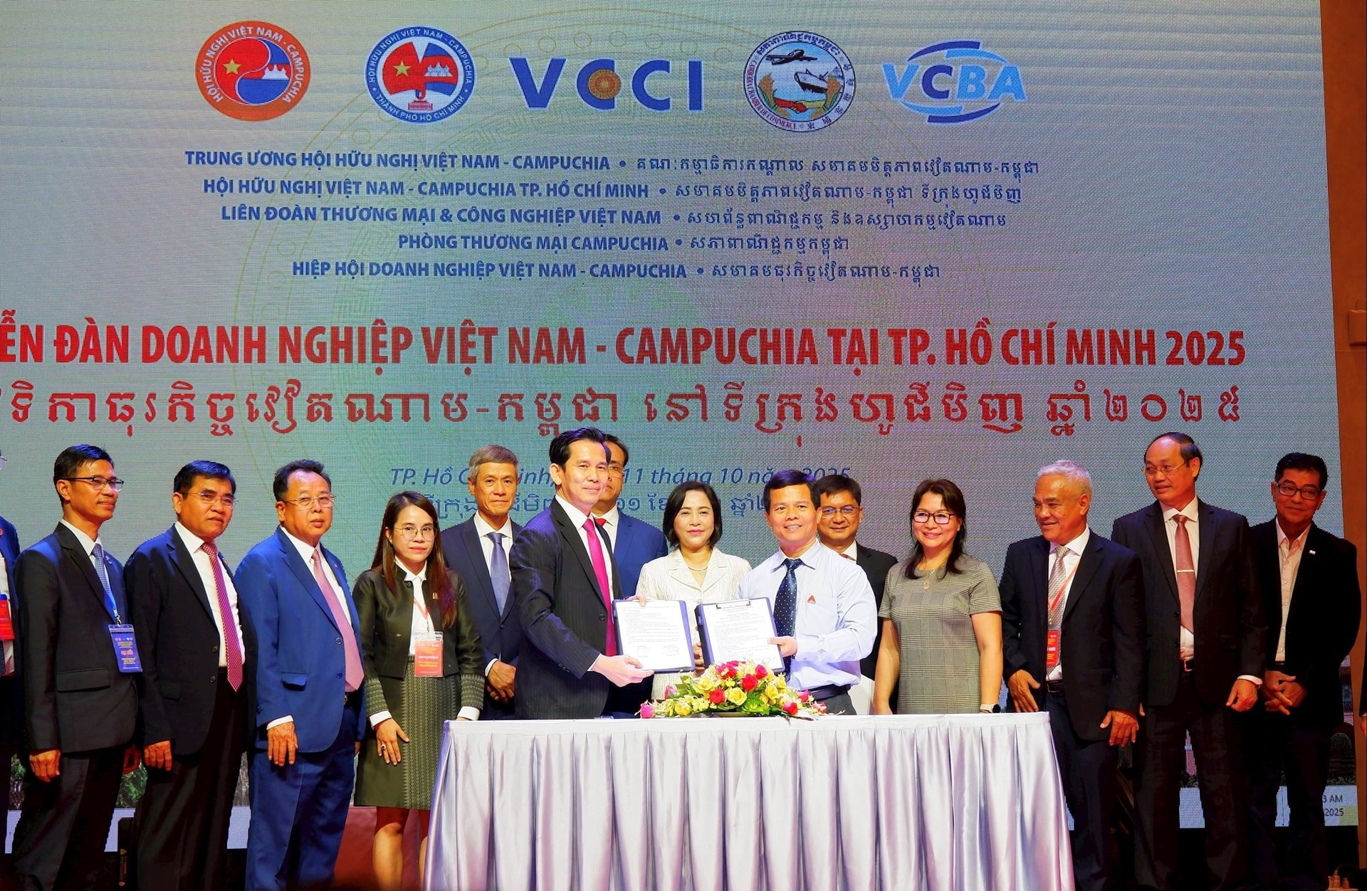 Lễ ký kết Biên bản ghi nhớ hợp tác giữa doanh nghiệp Việt Nam và doanh nghiệp Campuchia tại Diễn đàn Doanh nghiệp Việt Nam - Campuchia, ngày 11/10/2025 tại Thành phố Hồ Chí Minh. (Ảnh: Báo Đại biểu nhân dân) Lễ ký kết Biên bản ghi nhớ hợp tác giữa doanh nghiệp Việt Nam và doanh nghiệp Campuchia tại Diễn đàn Doanh nghiệp Việt Nam - Campuchia, ngày 11/10/2025 tại Thành phố Hồ Chí Minh. (Ảnh: Báo Đại biểu nhân dân)
