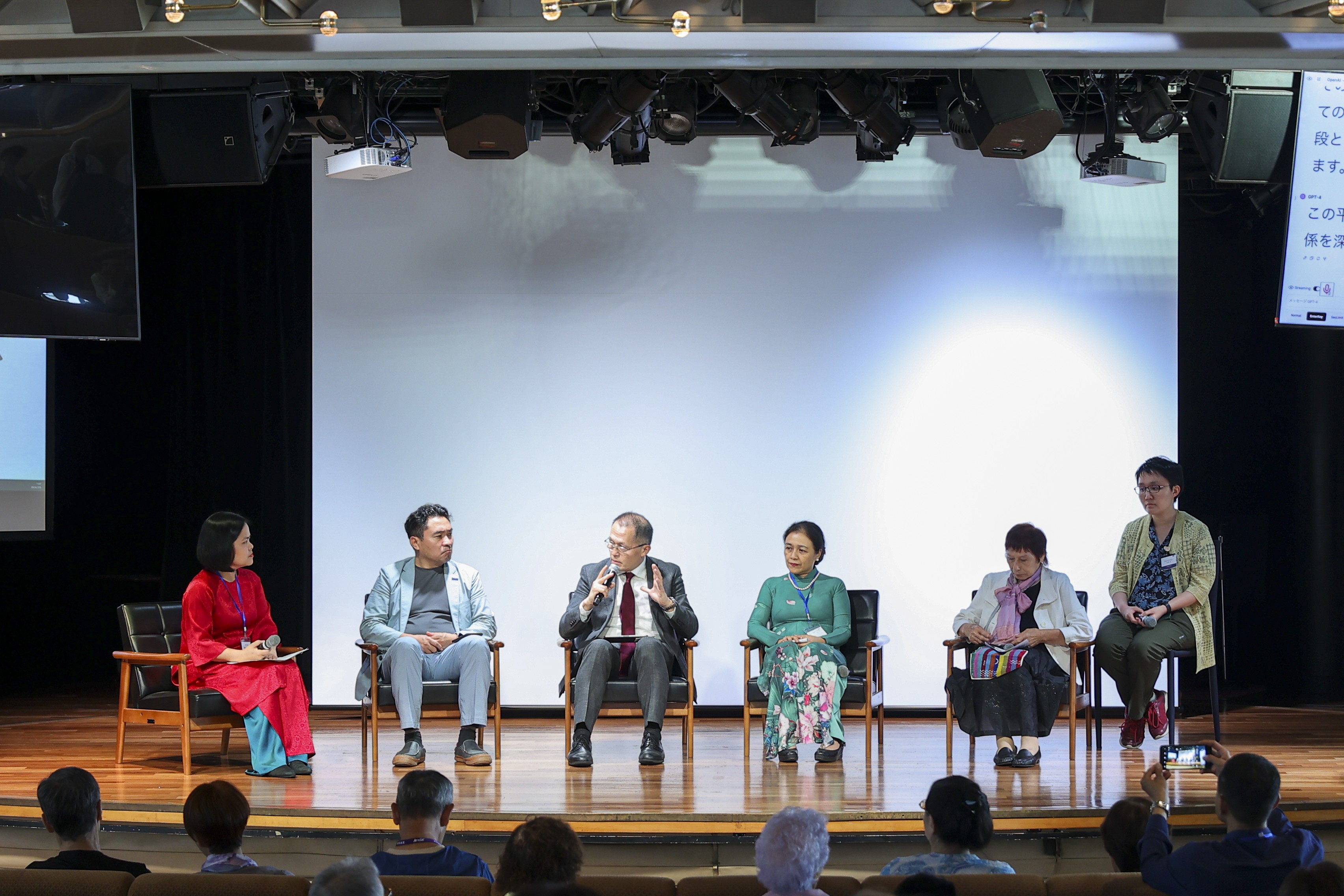 Các khách mời tham gia Chương trình giao lưu “Viết tiếp câu chuyện hòa bình”. (Ảnh: Đinh Hòa) Các khách mời tham gia Chương trình giao lưu “Viết tiếp câu chuyện hòa bình”. (Ảnh: Đinh Hòa)