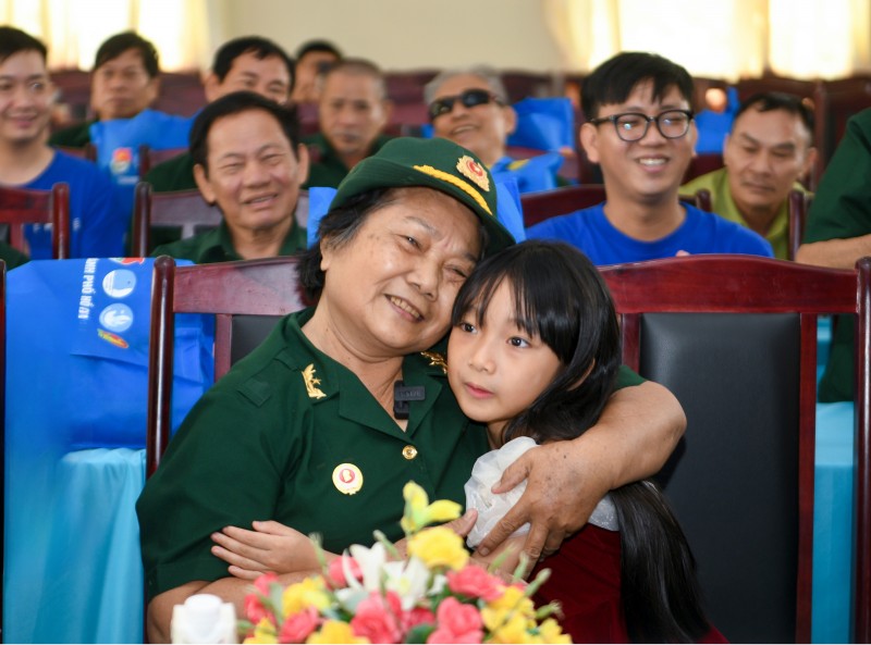 Ảnh 2A hoặc Ảnh 2B: Nụ cười của các cựu chiến binh tại Trung tâm Điều dưỡng Thương binh và Người có công Long Đất ngày đoàn nhân viên Vinamilk ghé thăm (Ảnh: Minh Anh).