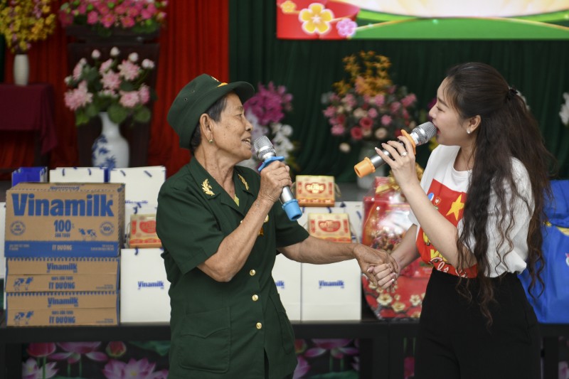 Ảnh 2C hoặc Ảnh 2D: Các cựu chiến binh cùng hòa giọng trong các các khúc hào hùng về người lính (Ảnh: Minh Anh).