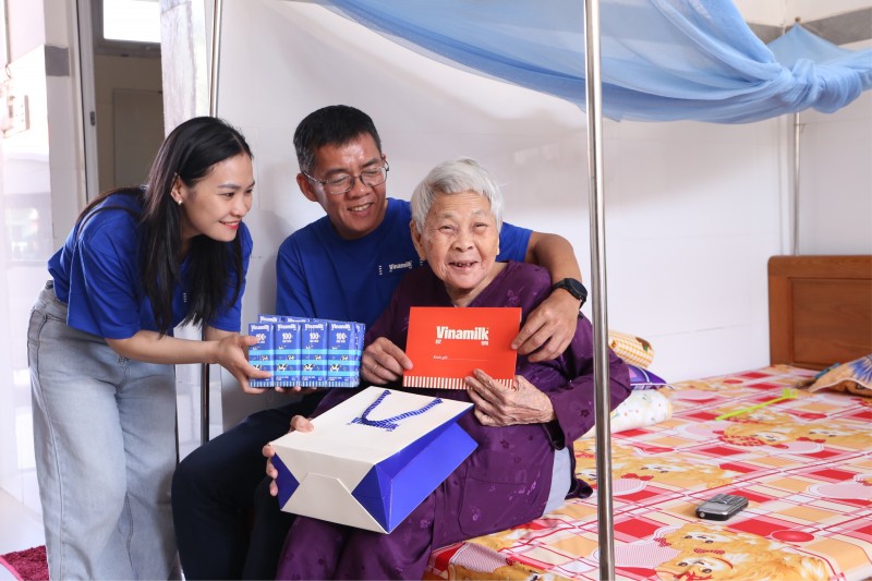 Ảnh 3A, 3B, 3C hoặc 3D: Hàng trăm món quà dinh dưỡng đã được cán bộ, nhân viên Vinamilk từ nhiều đơn vị trao gửi trực tiếp đến 193 thương – bệnh binh đang điều dưỡng tại các trung tâm chăm sóc người có công ở TP.HCM, Ninh Bình, Đà Nẵng (Ảnh: Minh Anh).