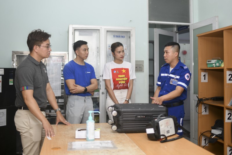 Ảnh 4A: Bác sĩ Từ Hiển Duy trong ca trực những ngày cận Tết (Ảnh: Minh Anh).    (Hoặc) Ảnh 4B: Bác sĩ Từ Hiển Duy chia sẻ về công việc của một bác sĩ cấp cứu ngoại viện (Ảnh: Minh Anh).