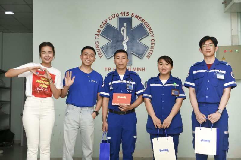 Ảnh 5: Hoa hậu Ngọc Châu và đại diện Vinamilk gửi phần quà dinh dưỡng đến các bác sĩ tại Trung tâm cấp cứu 115 TP.HCM (Ảnh: Minh Anh).