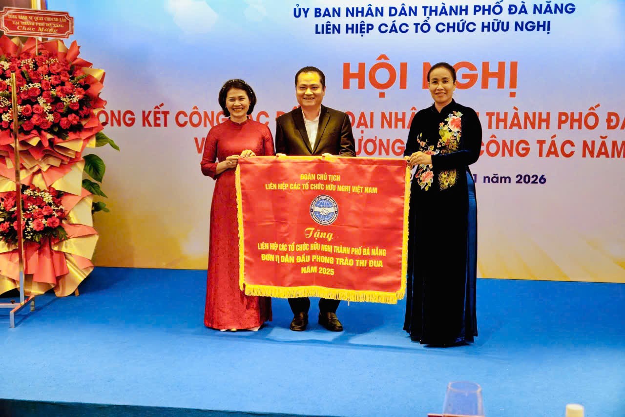 Thường trực Liên hiệp các tổ chức hữu nghị thành phố Đà Nẵng nhận Cờ dẫn đầu Phong trào Thi đua năm 2025 của Đoàn Chủ tịch Liên hiệp các tổ chức hữu nghị Việt Nam. (Ảnh: Liên hiệp các tổ chức hữu nghị thành phố Đà Nẵng)