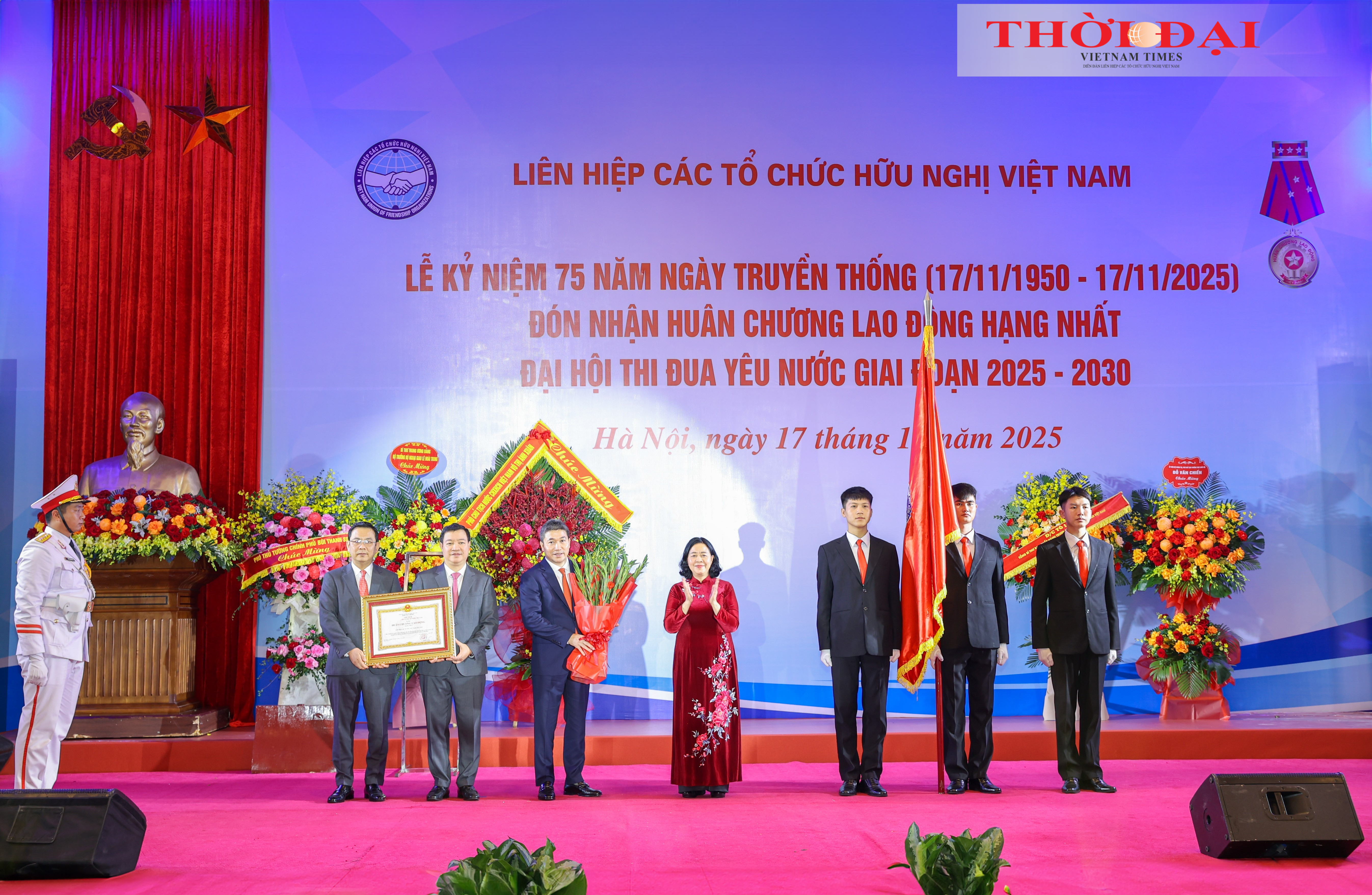 Bà Bùi Thị Minh Hoài, Ủy viên Bộ Chính trị, Bí thư Trung ương Đảng, Bí thư Đảng ủy Mặt trận Tổ quốc, các đoàn thể Trung ương, Chủ tịch Ủy ban Trung ương Mặt trận Tổ quốc Việt Nam, thay mặt lãnh đạo Đảng, Nhà nước trao tặng Huân chương Lao động hạng Nhất cho Liên hiệp các tổ chức hữu nghị Việt Nam, ngày 17/11/2025 tại Hà Nội. (Ảnh: Đinh Hòa)