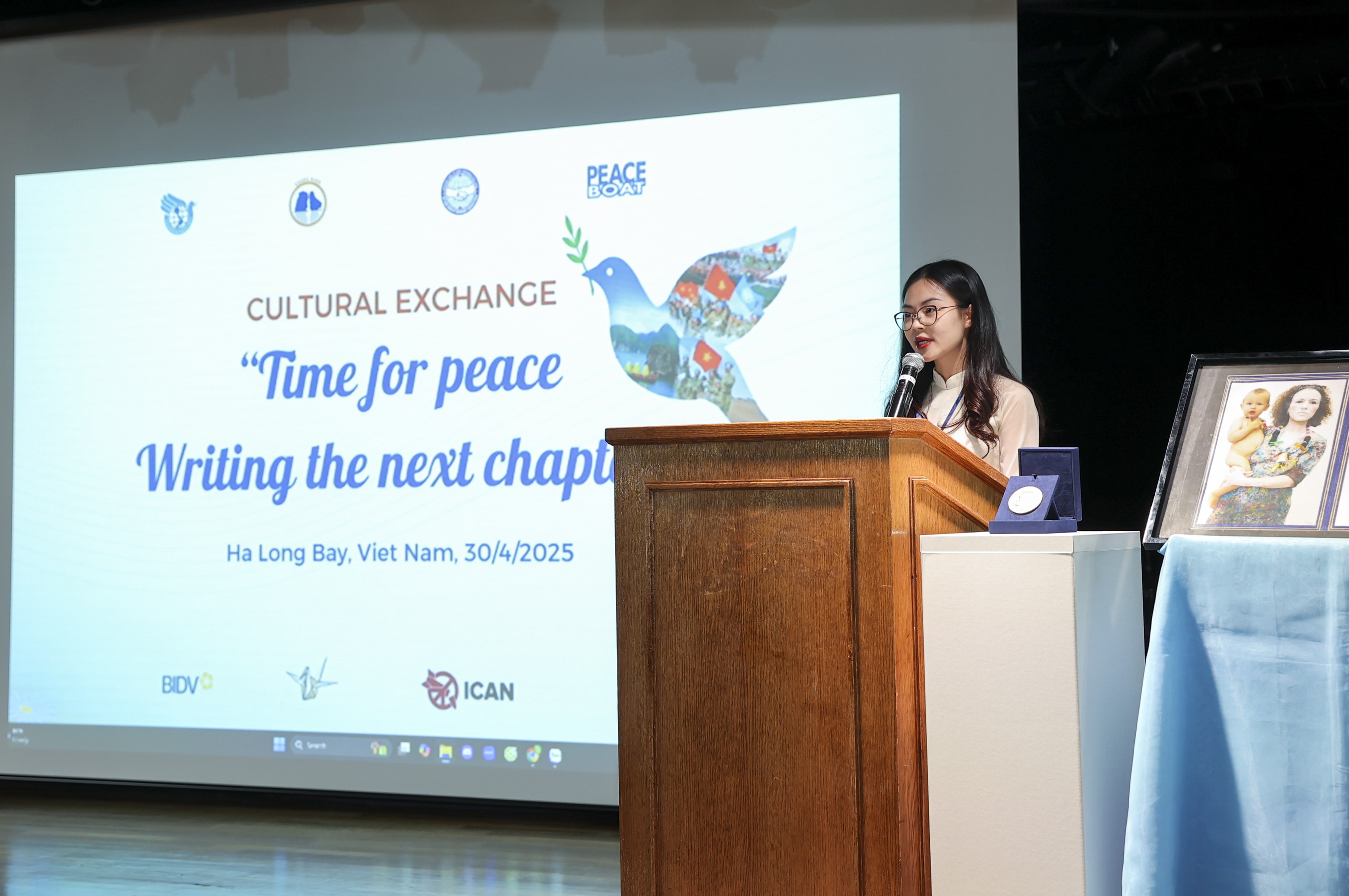 Chị Phạm Mỹ Lệ, Bí thư Đoàn Thanh niên Cơ quan tại Chương trình Giao lưu văn hóa trên Tàu Hòa bình (Ảnh Đinh Hòa).