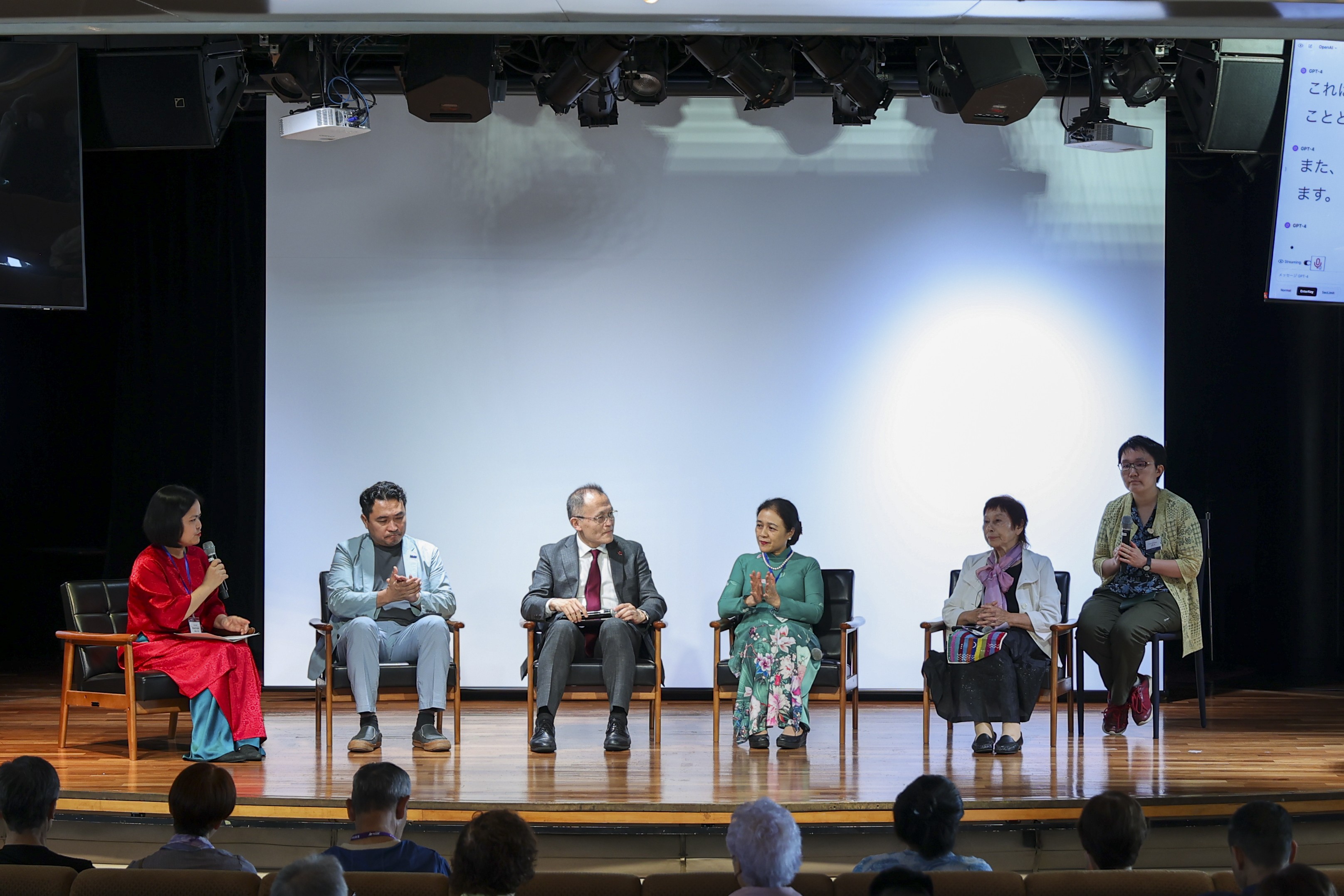 Chương trình Talkshow Viết tiếp câu chuyện hòa bình (Ảnh Đinh Hòa)