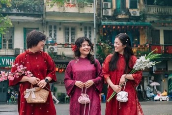 Du khách nước ngoài thích thú trải nghiệm Tết Việt